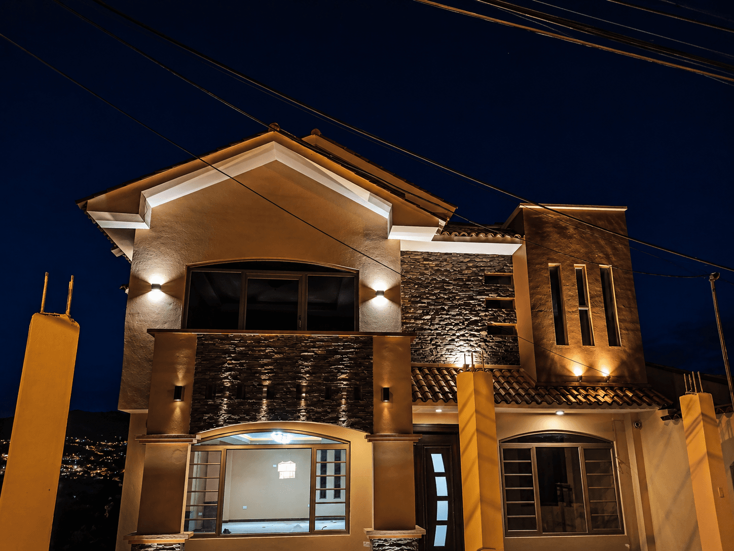 iluminación arquitectónica decorativa instalada por ARETECH en Cuenca — foto 3